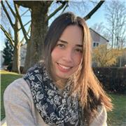 Englischlehrerin mit vielen Niveaukennitnissen, die alle Altersgruppen unterrichtet